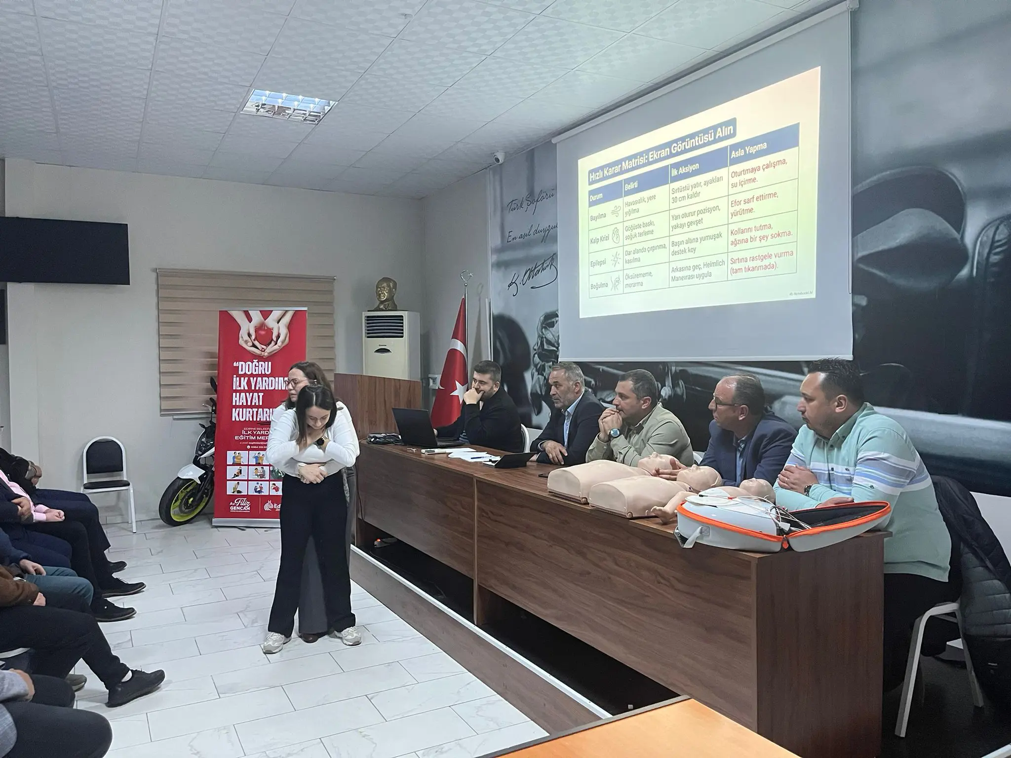 SERHAD BİRLİK ŞOFÖRLERİNE İLK YARDIM EĞİTİMİ galeri görseli